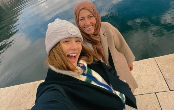 Annesiyle birlikte tatile çıktı